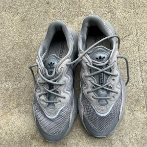 adidas Ozweego
Grey Knit